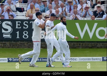 Englands Alex Hales (Mitte) feiert mit dem Fang des Pakistans Misbah-Ul-Haq für 0 deaktiviert das Bowling von Moeen Ali (rechts) tagsüber drei der Investec Prüfung bei Herrn, London passen. Stockfoto