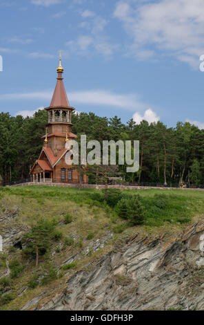 Sehr schöne christliche orthodoxe Holzkirche am Ufer des Flusses. STS Kirill und Methodius Kapelle an Tomskaya Pisanitsa. SIB Stockfoto