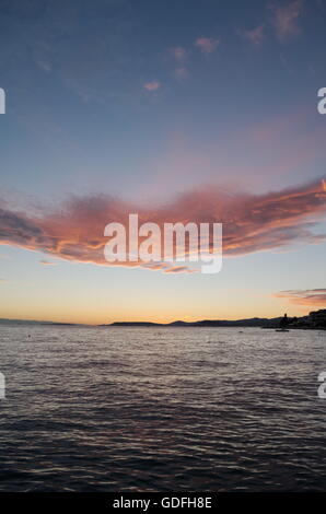 Sonnenuntergang über Split, Kroatien mit Ruhe Meer "und" magische Wolken vertikal Stockfoto