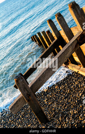 Holz- groyne. Wellenbrecher, abstrakten Winkel. Stockfoto