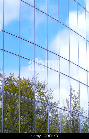 Grüne Bäume spiegeln sich in einem Geschäftshaus windows Stockfoto