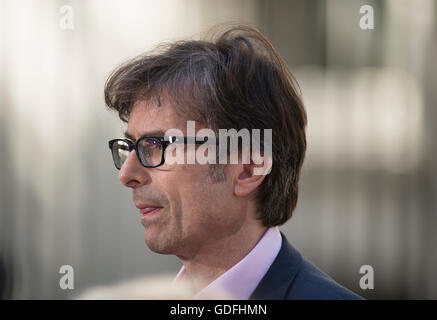 ITV Nachrichten-Moderatorin und Journalistin Robert Peston in der Downing Street für die Ankunft von Theresa May als PM. Stockfoto