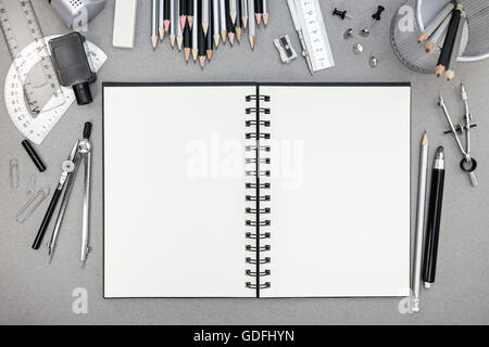 verschiedenen Zeichnung Werkzeuge und Zubehör mit Notebook auf Recycling-Papier-Hintergrund Stockfoto