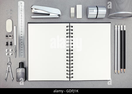 Draufsicht der grauen Desktop mit leeren Notebook und Zeichenwerkzeuge Stockfoto