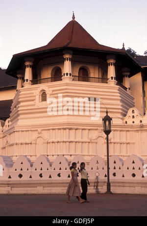 der Tempel Sri Dalada Maligawa in der Stadt Kandy von Sri Lanka in Asien. Stockfoto