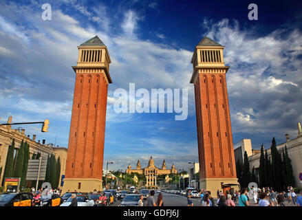 Die Torres Venecianes ("venezianischen Türme") am Avinguda De La Reina Maria Cristina, Barcelona, Katalonien, Spanien. Stockfoto