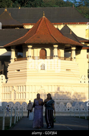 der Tempel Sri Dalada Maligawa in der Stadt Kandy von Sri Lanka in Asien. Stockfoto