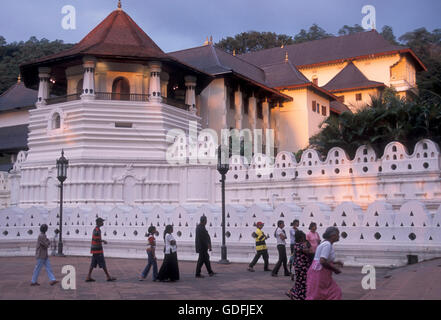 der Tempel Sri Dalada Maligawa in der Stadt Kandy von Sri Lanka in Asien. Stockfoto