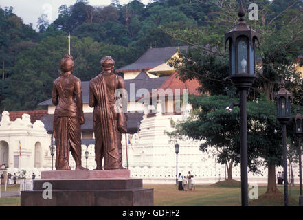 der Tempel Sri Dalada Maligawa in der Stadt Kandy von Sri Lanka in Asien. Stockfoto