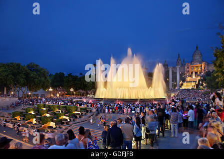 Die "Font Magica" ("magische Brunnen") vor dem Palau Nacional (Museu Nacional d ' Art de Catalunya), Barcelona, Spanien. Stockfoto