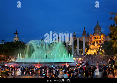 Die "Font Magica" ("magische Brunnen") vor dem Palau Nacional (Museu Nacional d ' Art de Catalunya), Barcelona, Spanien. Stockfoto