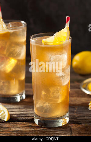 Feuchtfröhliche Long Island Iced Tea mit einer Zitrone garnieren Stockfoto