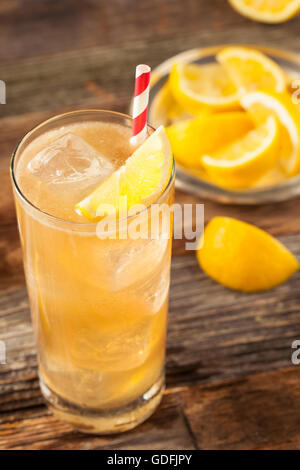 Feuchtfröhliche Long Island Iced Tea mit einer Zitrone garnieren Stockfoto