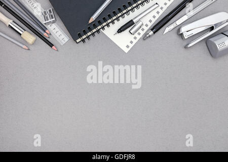 Draufsicht der grauen Desktop mit Notebook, Bleistifte und verschiedene Zeichenwerkzeuge Stockfoto