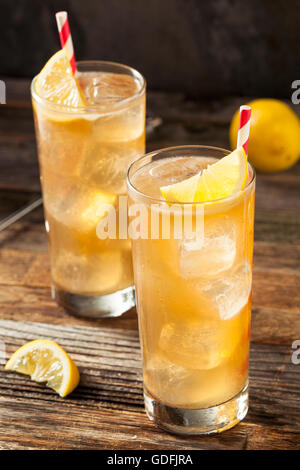 Feuchtfröhliche Long Island Iced Tea mit einer Zitrone garnieren Stockfoto