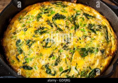 Hausgemachte Spinat und Feta üppig in einer Pfanne Stockfoto