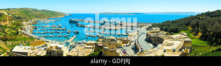 MGARR, MALTA - 14. April 2015: Panoramablick auf Mgarr Hafen mit der Fähre auf die Insel Gozo, Malta. Stockfoto