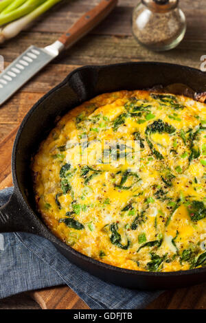 Hausgemachte Spinat und Feta üppig in einer Pfanne Stockfoto