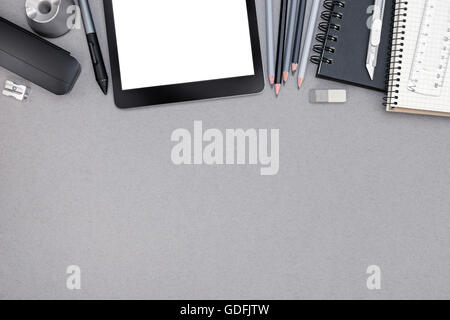 Arbeitsplatz mit Spiral-Notizbuch, verschiedene Zeichnung Tools, Tablet und Stift, Ansicht von oben Stockfoto