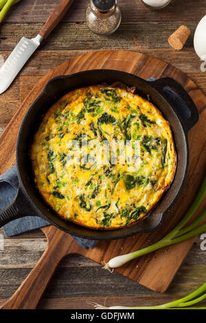 Hausgemachte Spinat und Feta üppig in einer Pfanne Stockfoto