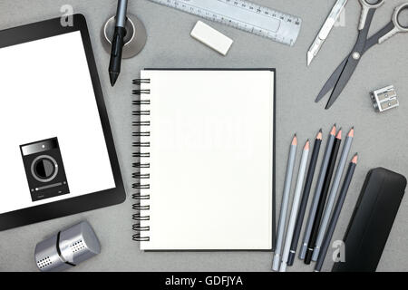 leere Seite mit verschiedenen Zeichenwerkzeugen Notebook und Tablet mit Stylus auf grauem Hintergrund Stockfoto