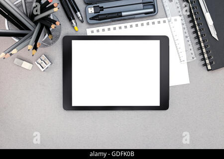 Designer Arbeitsplatz, Tablet, Notebook, verschiedene Zeichenwerkzeuge auf grauem Hintergrund, Ansicht von oben Stockfoto