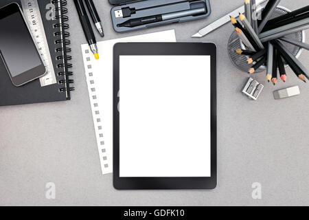 Arbeitsplatz mit digital-Tablette, Spiral-Notizbuch und verschiedene Zeichenwerkzeuge, Ansicht von oben Stockfoto