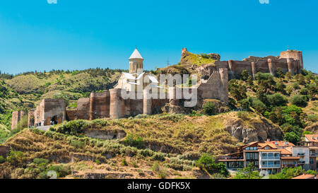 Malerische Aussicht auf die uneinnehmbare Festung Narikala Festung und St. Nikolaus-Kirche In Tiflis, Georgien. Stockfoto