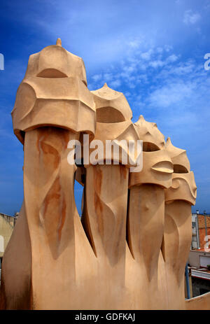 Auf dem Dach des "La Pedrera" ("Casa Milà"), eines der Meisterwerke von berühmten katalanischen Architekten Antoni Gaudi, Barcelona, Spanien. Stockfoto