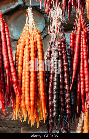 Churchkhela ist eine traditionelle georgische wurstförmige Süßigkeit. Die Hauptbestandteile sind Traubenmost, Nüssen und Mehl. Stockfoto