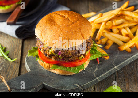 Vegane hausgemachte Portabello Pilz Black Bean Burger mit Pommes frites Stockfoto