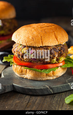 Vegane hausgemachte Portabello Pilz Black Bean Burger mit Pommes frites Stockfoto