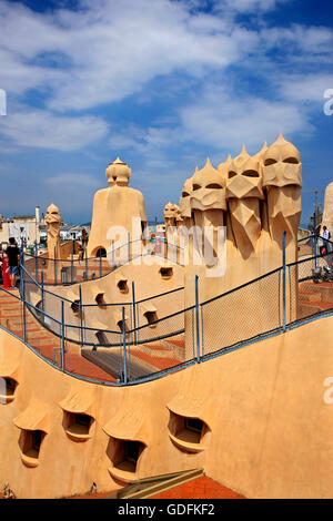 Auf dem Dach des "La Pedrera" ("Casa Milà"), eines der Meisterwerke von berühmten katalanischen Architekten Antoni Gaudi, Barcelona, Spanien. Stockfoto