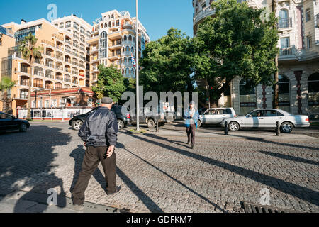 Batumi, Georgien - 25. Mai 2016: Alter Mann über die Straße in Batumi, Georgien Stockfoto