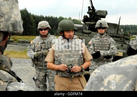 US-Admiral James Stavridis, Europäische Befehl Supreme Allied Commander, besucht das Joint Multinational Training Command 11. August 2009 in Grafenwöhr, Deutschland.  USAREUR Befehlshaber General Carter F. Hamm und JMTC Stabschef Oberst Michael S. Higginbottom begleitet Admiral Stavridis, wie er eine live-Feuer-Stryker-Übung Uhren. Stockfoto