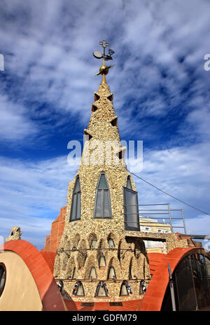 Spire auf dem Dach des Palau Güell (Architekt Antoni Gaudi), Raval, Barcelona, Katalonien, Spanien. Stockfoto