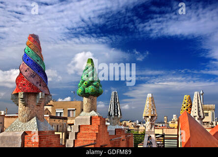 Eigenartige "Garten" auf dem Dach des Palau Güell (Architekt Antoni Gaudi), Raval, Barcelona, Katalonien, Spanien. Stockfoto