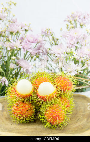 Frischen roten Rambutan süße leckere Früchte. Pflaume-große tropische Frucht mit weichen Stacheln. Stockfoto