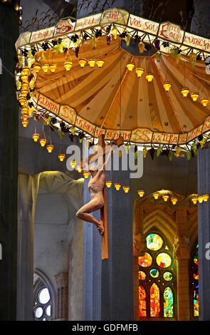 Das Kruzifix in der Sagrada Familia, dem Meisterwerk des Architekten Antoni Gaudí und "Markenzeichen" von Barcelona, Katalonien, Spanien. Stockfoto