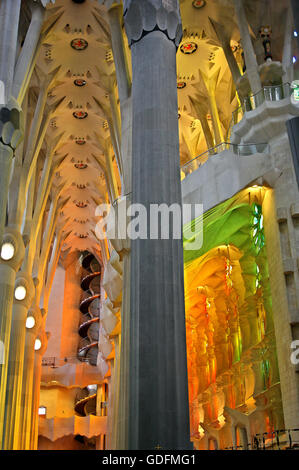 Im Inneren der Sagrada Familia, das Meisterwerk des Architekten Antoni Gaudí und "Markenzeichen" von Barcelona, Katalonien, Spanien. Stockfoto