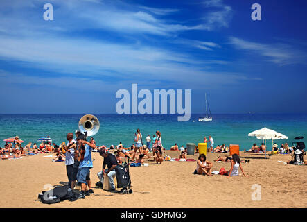 Straßenmusiker auf Sant Sebastia Strand Barceloneta, Barcelona, Katalonien, Spanien. Stockfoto