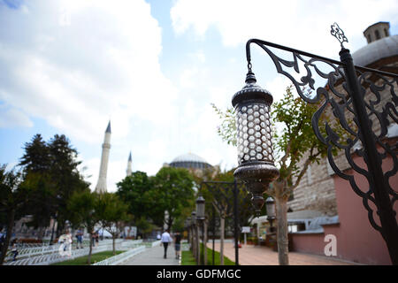 Istanbul, Türkei - 27. Juni 2016: Laterne im osmanischen Stil in Sultanahmet-Platz Stockfoto