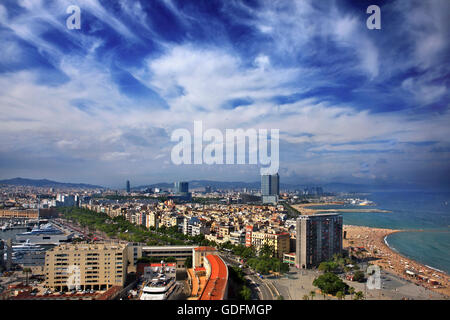 Die Barceloneta Barcelona, Katalonien, Spanien. Blick vom Torre de St. Sebastia - Miramar (Montjuic) Seilbahn Stockfoto