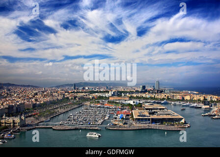 Der Port Vell & Barceloneta, Barcelona, Cataonia, Spanien. Blick vom Torre de St. Sebastia - Miramar (Montjuic) Seilbahn Stockfoto