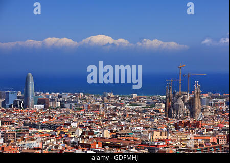 Blick auf Barcelona vom Park Güell, Barcelona, Katalonien, Spanien. Auf der linken Seite, Torre Agbar, rechts neben der Sagrada Familia. Stockfoto