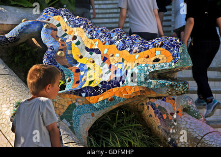 Die berühmte "Drachen" (oder "Eidechse") im Park Güell (von Antoni Gaudi), Barcelona, Katalonien, Spanien Stockfoto