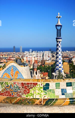 Die "Plaça De La Natura" ("Platz der Natur") im ParK Güell (von Antoni Gaudi), Barcelona, Katalonien, Spanien Stockfoto