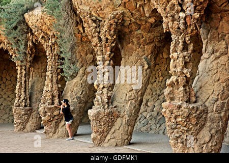 Die "Portico De La Lavandera' ('Arcade von der Wäscherin') im ParK Güell (von Antoni Gaudi), Barcelona, Katalonien, Spanien Stockfoto
