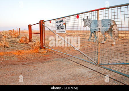 Tor des Hundezauns in der Wüste von South Australia. Stockfoto