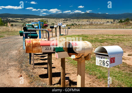 Haufen von Briefkästen im ländlichen Australien. Stockfoto